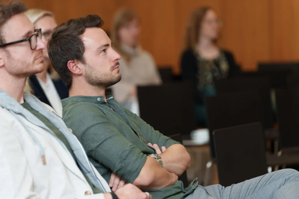 Teilnehmer bei einem Workshop von GPT.business hören aufmerksam einem Vortrag zu